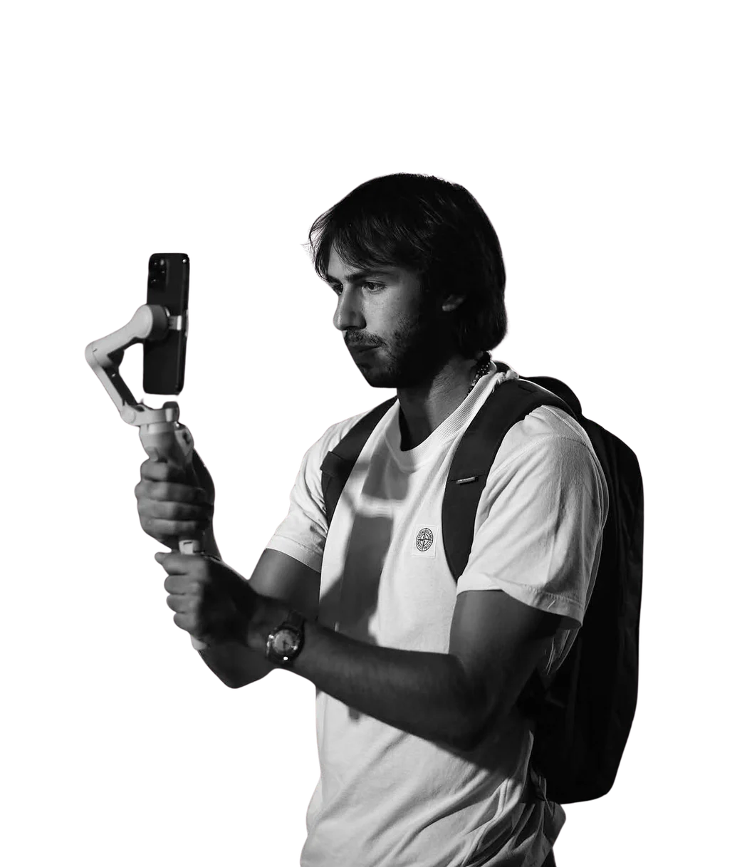 Giacomo Zaffagnini durante la creazione di contenuti con iPhone